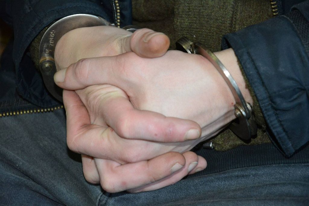 В Николаеве грабитель с электрошокером арестован на 2 месяца 1