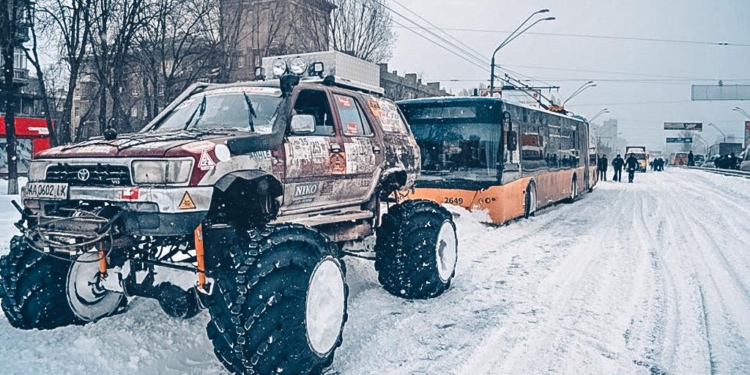 В Киеве застрявших в снегу спасают добрые люди из Клуба больших внедорожников. Николаевцам в Киев советуют только на поезде