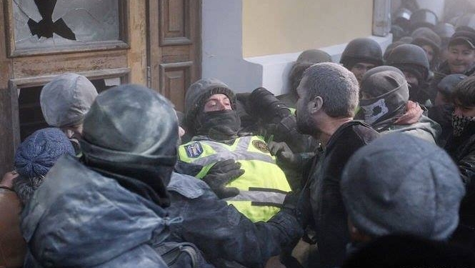 В МВД уточнили: вчера в стычках у Октябрьского дворца пострадали 60 нацгвардейцев