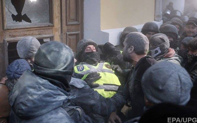 В МВД уточнили: вчера в стычках у Октябрьского дворца пострадали 60 нацгвардейцев 3