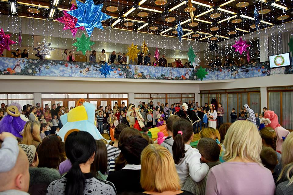 В Николаеве детям военнослужащих устроили новогоднее представление 13