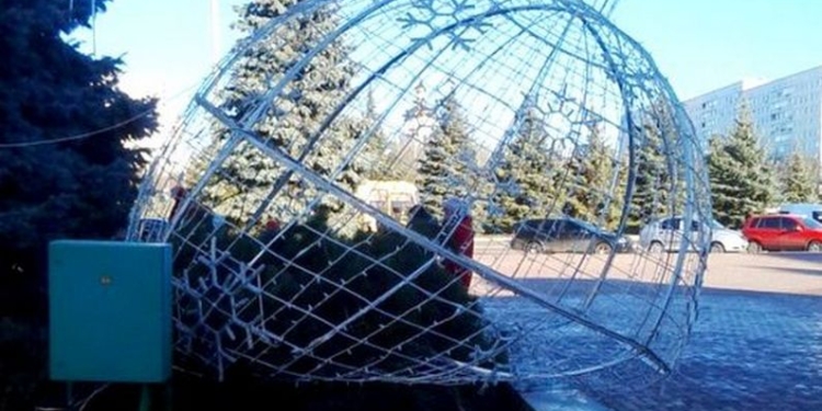 В центре Южноукраинска пьяная компания сломала новогоднюю инсталляцию