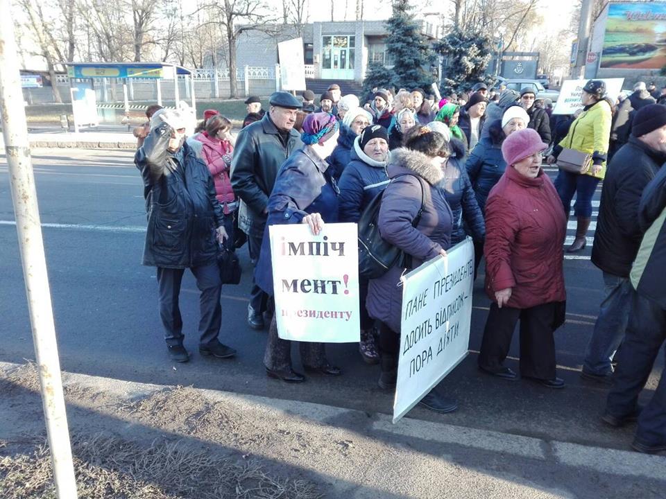 Работники «Николаевского судостроительного завода» опять перекрыли Варваровский мост 12