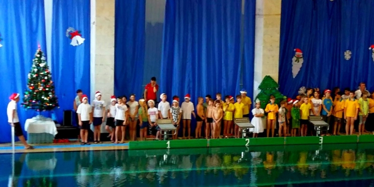 Воспитанники ДЮСШ “Зоря” по плаванию мечтают вернуться в свой бассейн. А он вместе со спорткомплексом может стать городским