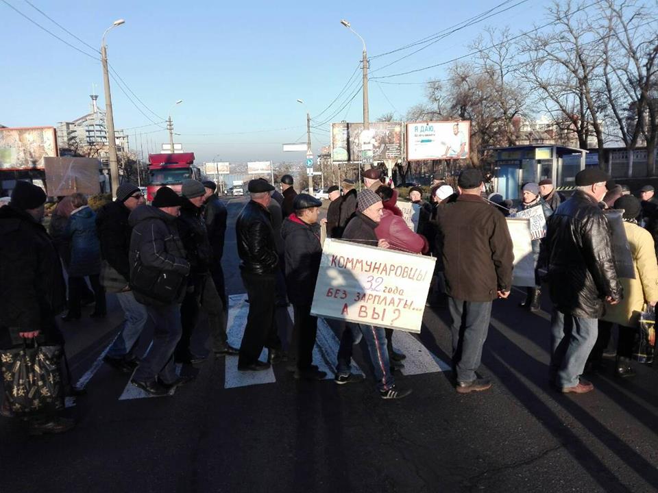 Работники «Николаевского судостроительного завода» опять перекрыли Варваровский мост 14