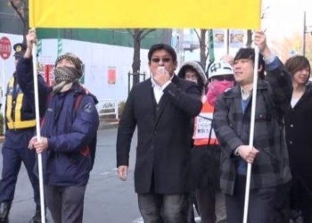 “Сжигайте елки!” – в Японии прошла демонстрация против романтики Рождества