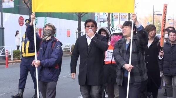 "Сжигайте елки!" - в Японии прошла демонстрация против романтики Рождества 1