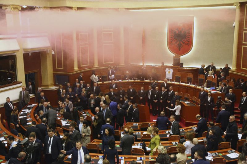 Какое сходство: в Албании оппозиция штурмовала парламент, есть пострадавшие 1