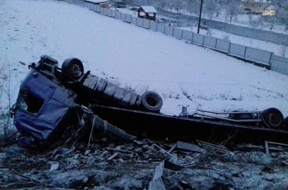 На Закарпатье фура с пивом, которой управлял пьяный водитель, слетела в кювет