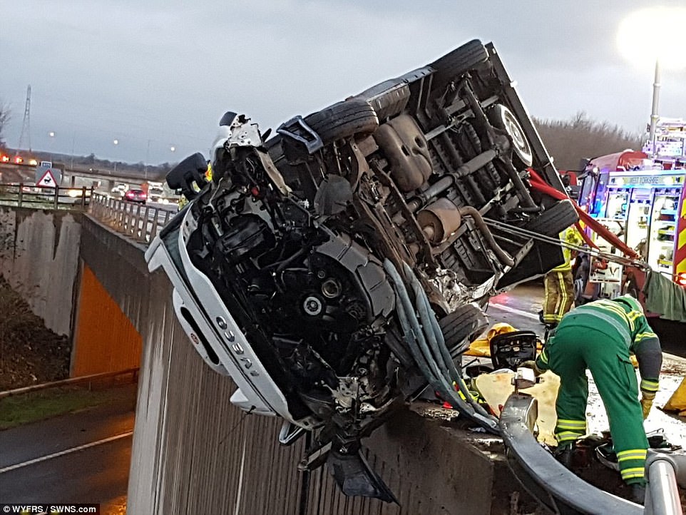 В Великобритании полицейский 15 минут удерживал фургон от падения с моста голыми руками 7