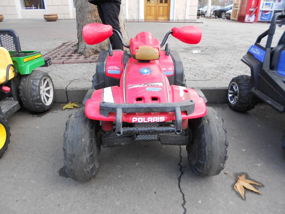 И мест грибных знать не надо: в Николаеве на ул. Соборной правоохранители в очередной раз изъяли нелегальные детские электромобили 5