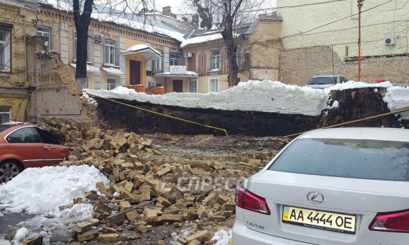 В Киеве обвалившийся забор повредил два авто 2