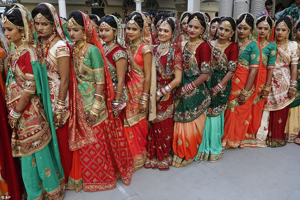 Уже не бесприданницы: индийский торговец бриллиантами одновременно выдал замуж 251 девушку 7
