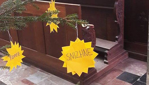 В Чехии елку украсили рождественскими звездами с названиями городов Донбасса