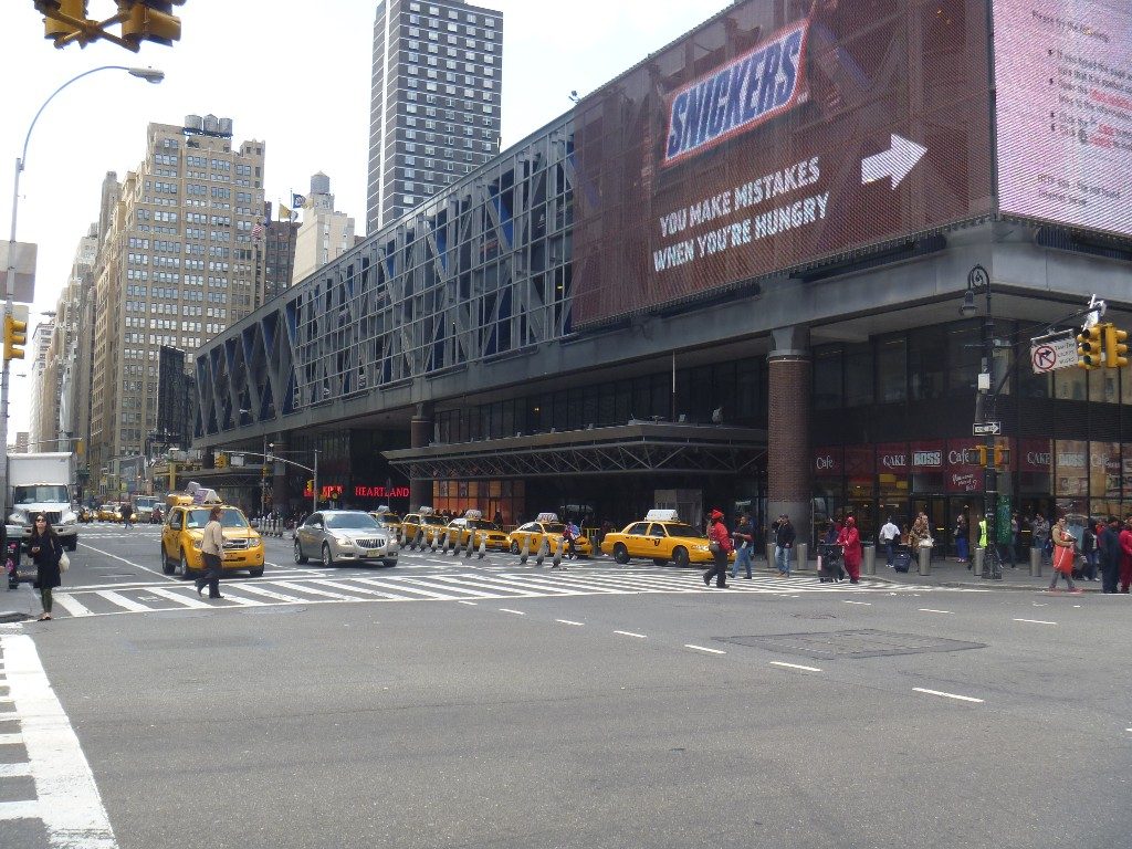 Неизвестный предмет взорвался на автостанции в Манхэттене - то ли бомба, то ли труба 1