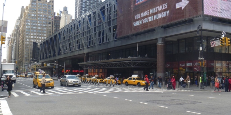 Неизвестный предмет взорвался на автостанции в Манхэттене – то ли бомба, то ли труба