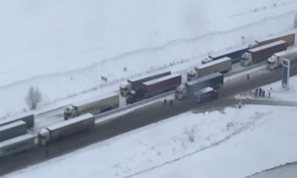 Заторы на трассе Киев-Одесса решили ликвидировать радикально: грузовики выстроить в одну колонну, транспорт пустить в объезд