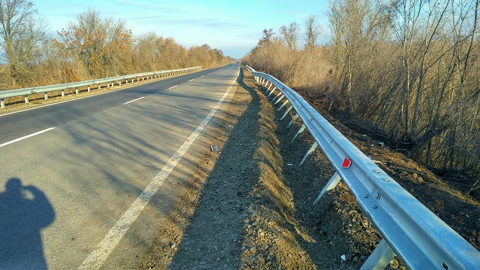 На только что отремонтированном участке трассе Н-11 «Николаев-Днепр» фура слетела в кювет: водитель заснул за рулем 7