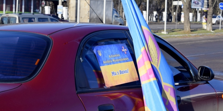 «Алимпиев Андрей Николаевич, мы с Вами!»: в Николаеве прошел автопробег в поддержку арестованного начальника Харьковского НУВС ВСУ