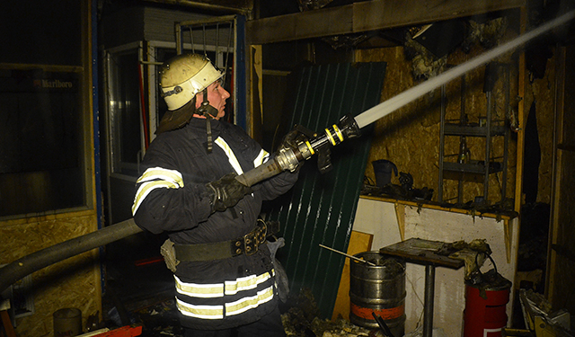 Из-за короткого замыкания в Николаеве сгорело помещение, приспособленное под столярную мастерскую