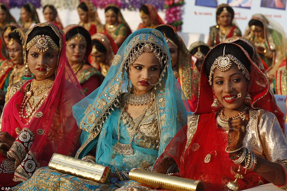 Уже не бесприданницы: индийский торговец бриллиантами одновременно выдал замуж 251 девушку 9