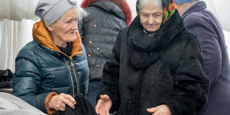 Тяжелое время. В Николаеве волонтеры помогли малоимущим утеплиться к зиме