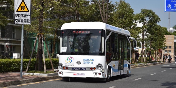 В Китае на маршруты вышли беспилотные автобусы. Но водитель там все равно есть – на всякий случай