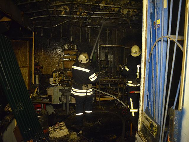 Из-за короткого замыкания в Николаеве сгорело помещение, приспособленное под столярную мастерскую 9