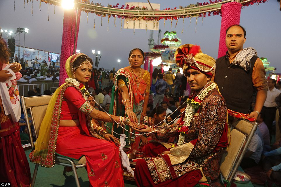 Уже не бесприданницы: индийский торговец бриллиантами одновременно выдал замуж 251 девушку 11