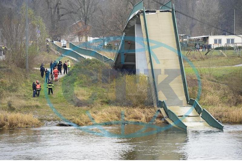 Состояние мостов – не только николаевская проблема: в Праге рухнул мост для пешеходов и велосипедистов 11