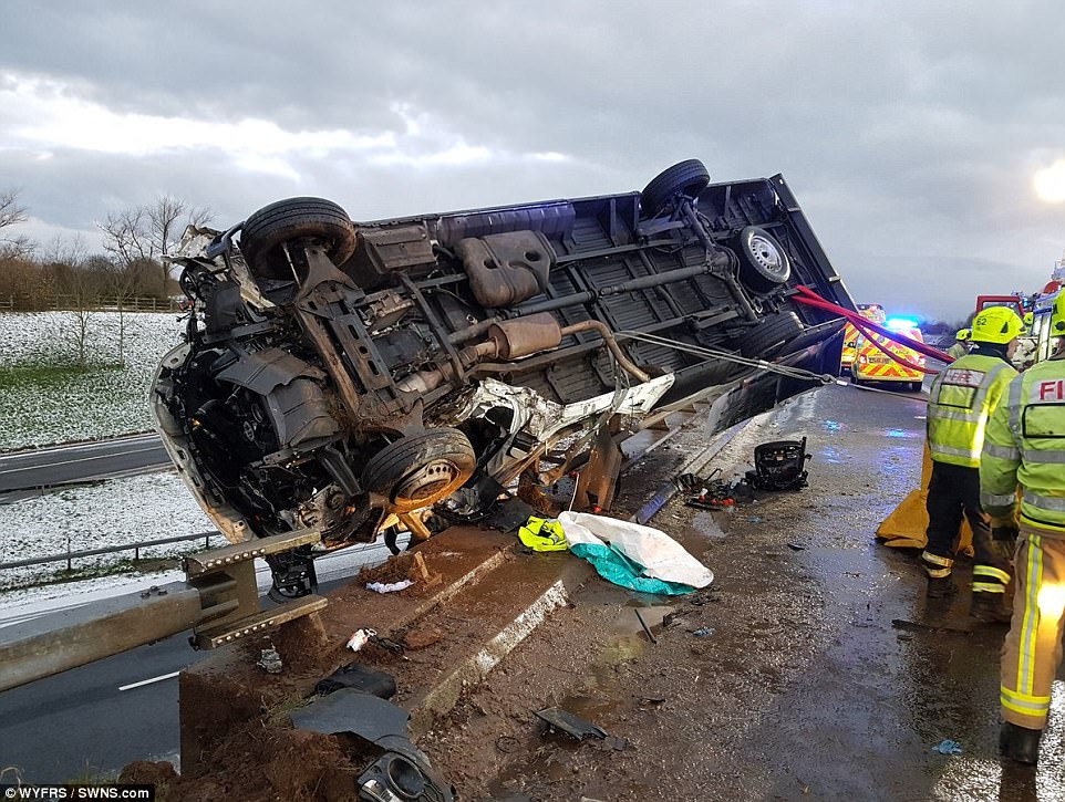 В Великобритании полицейский 15 минут удерживал фургон от падения с моста голыми руками 11