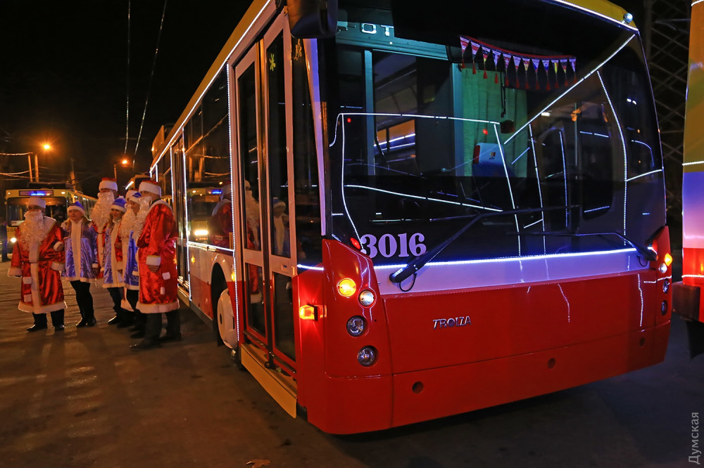 В Одессе прошел парад праздничных троллейбусов - в честь святого Николая 15