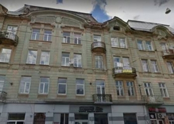 Во Львове на девушку упала часть балкона