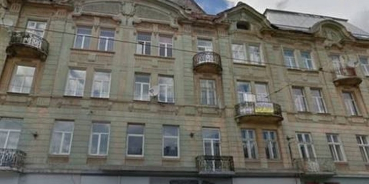 Во Львове на девушку упала часть балкона