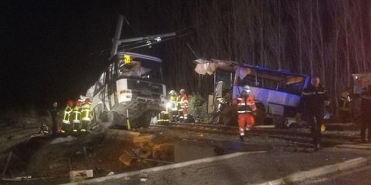 Во Франции четверо детей погибли в ужасном ДТП: поезд въехал в школьный автобус