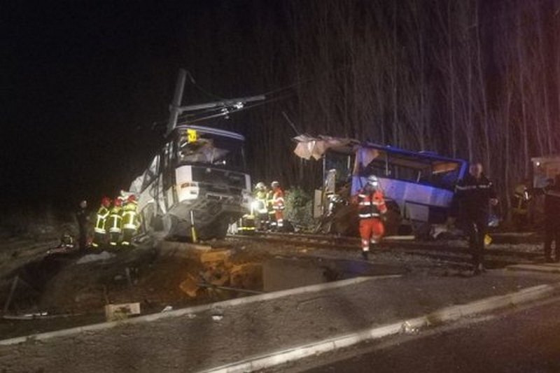 Во Франции четверо детей погибли в ужасном ДТП: поезд въехал в школьный автобус 1