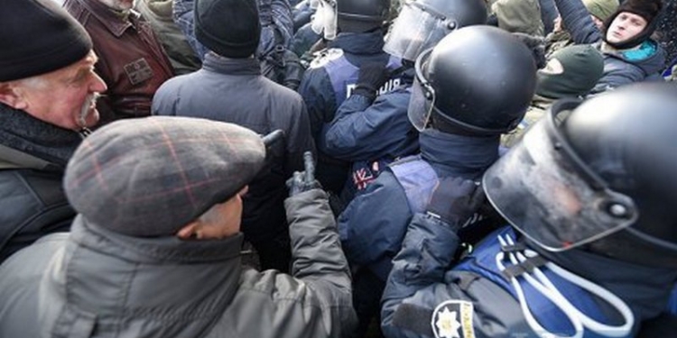 Сторонники Саакашвили пришли штурмовать Октябрьский дворец, чтобы разместить там “координационный совет”