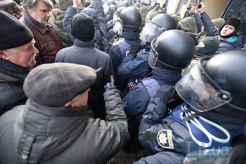 Сторонники Саакашвили пришли штурмовать Октябрьский дворец, чтобы разместить там "координационный совет" 1