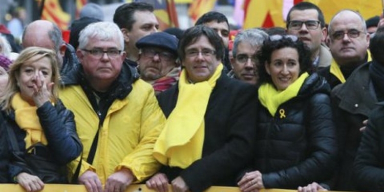 Беглый лидер Каталонии Пучдемон хочет вернуться домой и диалога с Мадридом