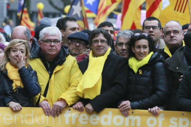 Беглый лидер Каталонии Пучдемон хочет вернуться домой и диалога с Мадридом 1