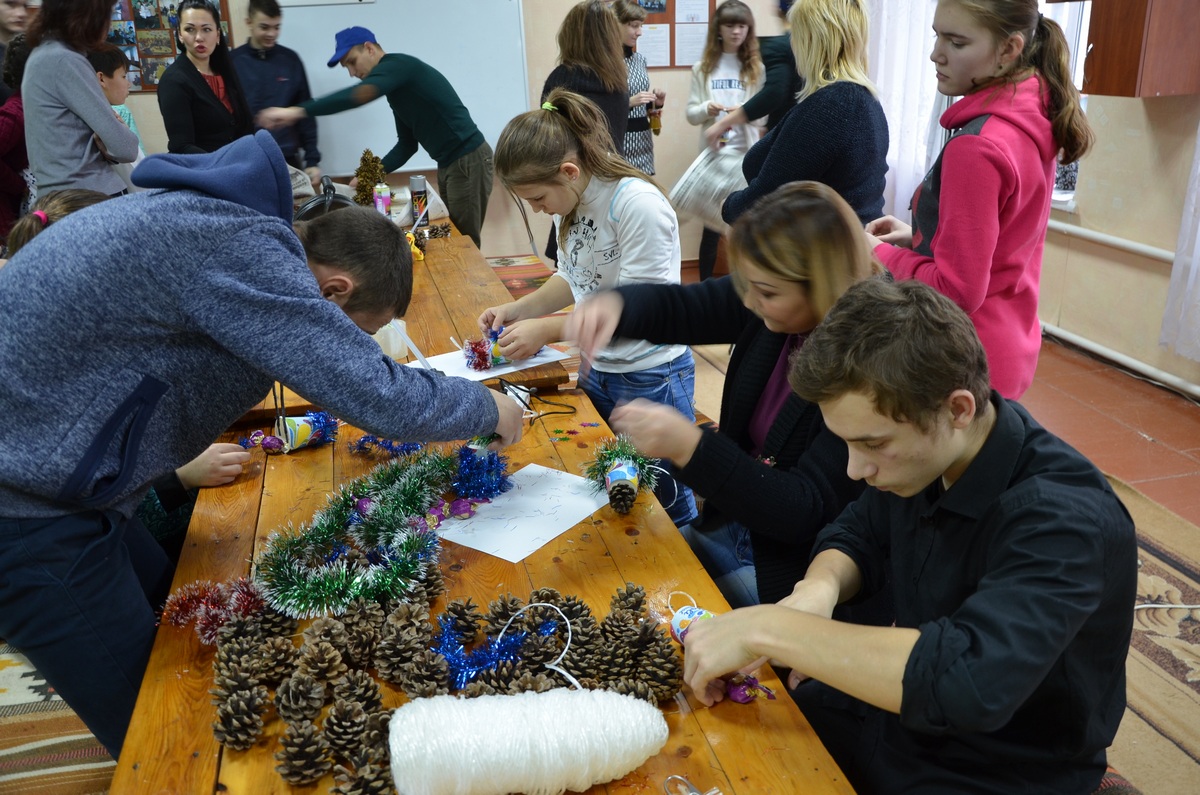 Верим в чудо, творим чудо. Рождественского паука и необычную елку дети в Николаеве сделали сами. Но с помощью шефов