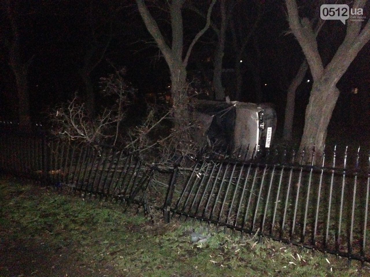 Сегодня ночью в Николаеве в автомобильной катастрофе разбился автомобиль “Мазда” – есть погибшие и пострадавшие