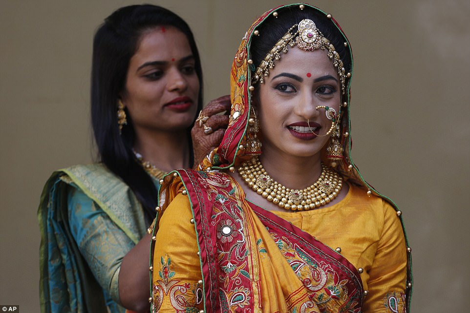 Уже не бесприданницы: индийский торговец бриллиантами одновременно выдал замуж 251 девушку 13