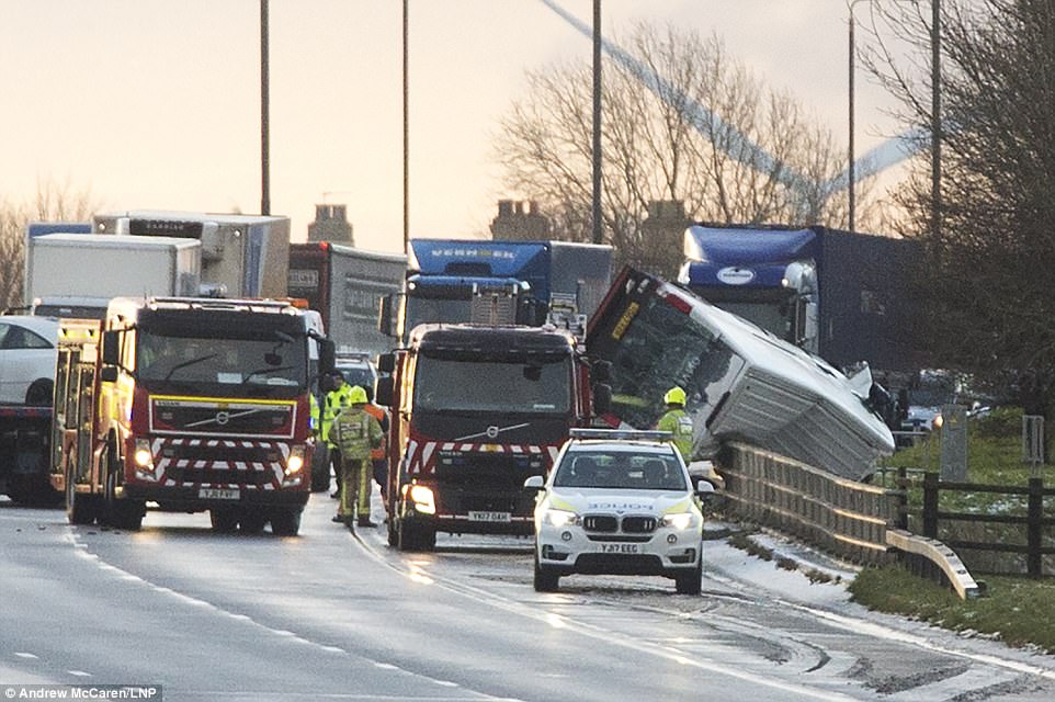 В Великобритании полицейский 15 минут удерживал фургон от падения с моста голыми руками 1