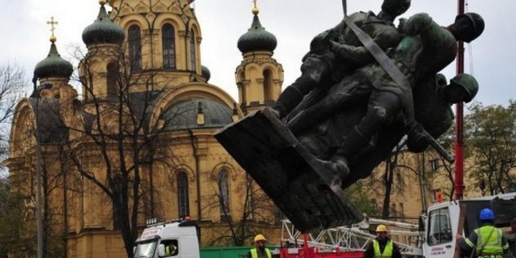 В Польше снесут все коммунистические памятники до конца марта следующего года