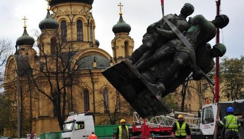 В Польше снесут все коммунистические памятники до конца марта следующего года 1