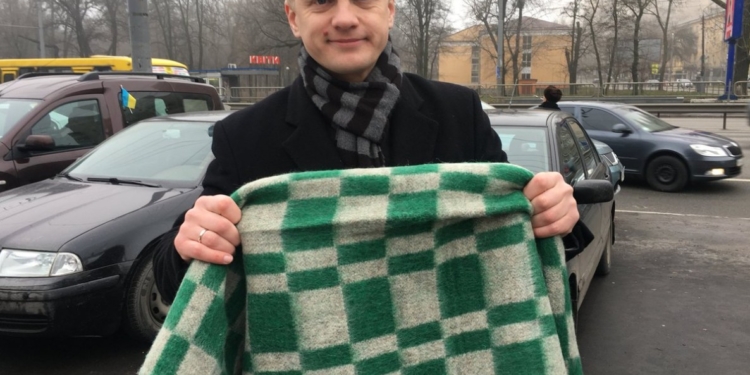 Автомайдановцы привезли к дому Луценко одеяло, в ГПУ обозвали их грантоактивистами