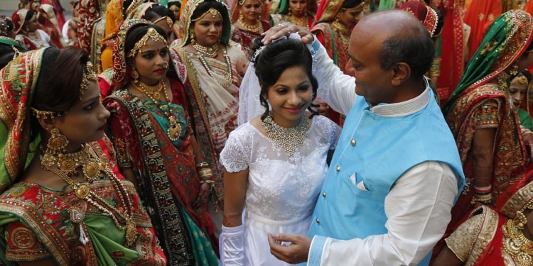 Уже не бесприданницы: индийский торговец бриллиантами одновременно выдал замуж 251 девушку