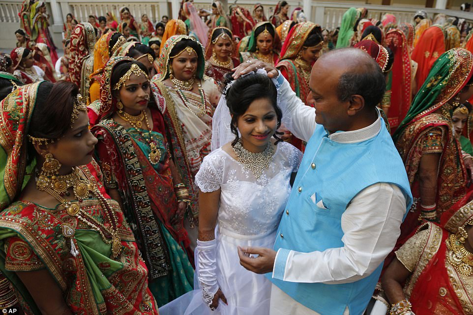Уже не бесприданницы: индийский торговец бриллиантами одновременно выдал замуж 251 девушку 15
