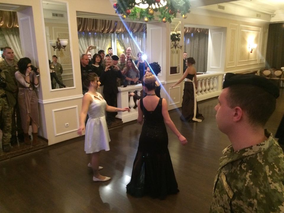Николаевские морские пехотинцы потанцевали на «Офицерском балу» 13